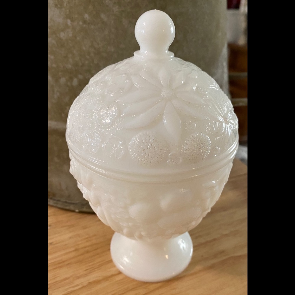 Vintage milk glass opaque w/grape candy dish w/lid
